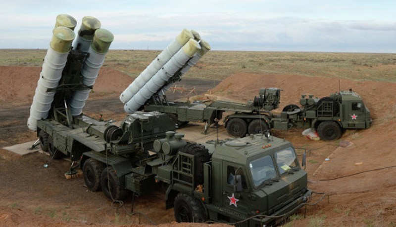الدفاع الروسية تعلن نشر منظومة إس 400 الصاروخية في قاعدة حميميم الجوية باللاذقية