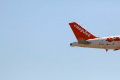 عبارة الله أكبرعلى خزان وقود لطائرة في باريس