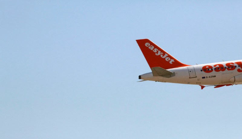 عبارة الله أكبرعلى خزان وقود لطائرة في باريس