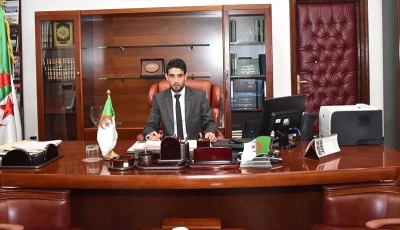 وزير العلاقات مع البرلمان يعزي عائلة الراحل الدكتور “محمد بن بريكة”