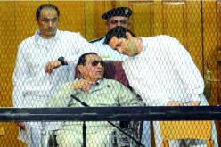 القضاء المصري يؤجل محاكمة علاء وجمال مبارك إلى 19 مارس