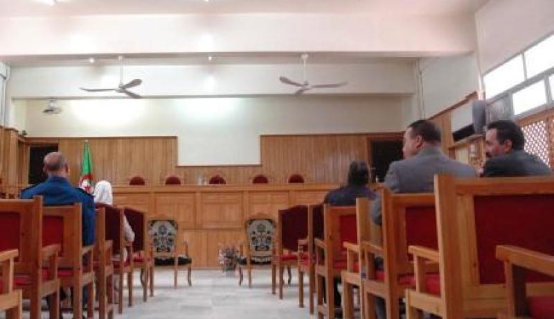 9  شباب أمام المحكمة بتهم التجمهر والإخلال بالنظام العام