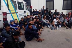 “حراﭬة” تونسيون يخيطون أفواههم رفضا لترحيلهم من إيطاليا