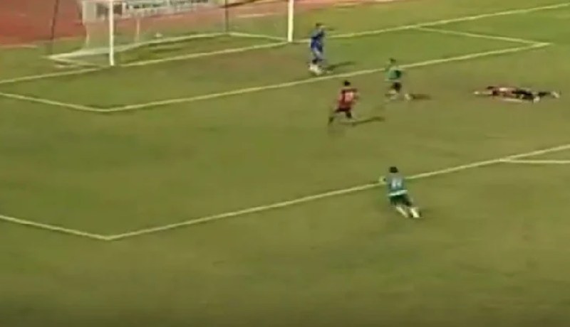 بالفيديو أوباما يسجل هدفا قاتلا