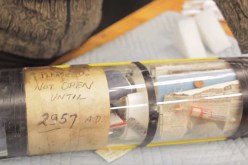 زجاجة تحتوي على رسالة موجهة إلى أجيال عام 2957