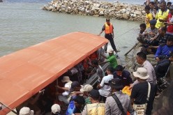 فقدان 76 شخصا جراء انقلاب عبارة كانوا على متنها في  إندونيسيا