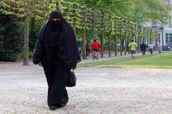 سجن إمرأة 18 شهرا بعد رفضها نزع نقابها في بلجيكا