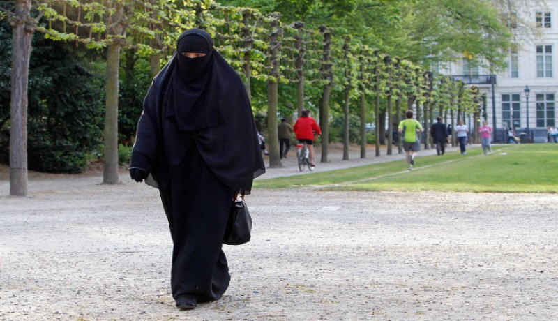 سجن إمرأة 18 شهرا بعد رفضها نزع نقابها في بلجيكا