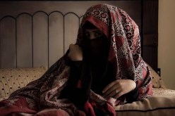 فتاة يمنية تهب نصف مجوهراتها لأول جندي تلتقيه بعد تحرير صنعاء