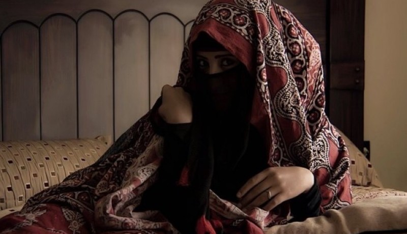 فتاة يمنية تهب نصف مجوهراتها لأول جندي تلتقيه بعد تحرير صنعاء