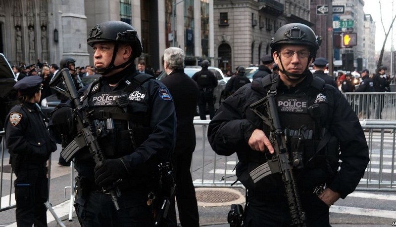 القبض على مغني راب شهير بتهمة حيازة أسلحة ومخدرات