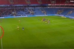 بالفيديو.. حارس من ملعبه يهز شباك حارس الخصم بتسديدة رائعة