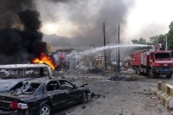 نجاة مسؤولان يمنيان من إنفجار سيارة مفخخة إستهدفت موكبهما