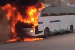 بالفيديو.. مسلحون يشعلون النار في حافلة بالسعودية