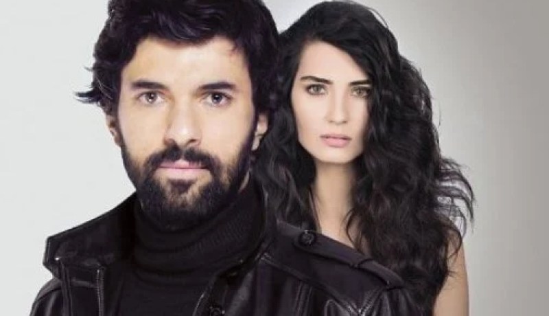 سيلفي يجمع إيلين وعمر بطلي مسلسل العشق الأسود
