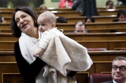 نائبة إسبانية تصطحب طفلها الرضيع إلى جلسة البرلمان
