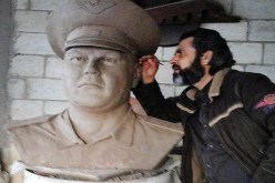 نحات سوري يصنع تمثالا نصفيا للطيار الروسي بيشكوف