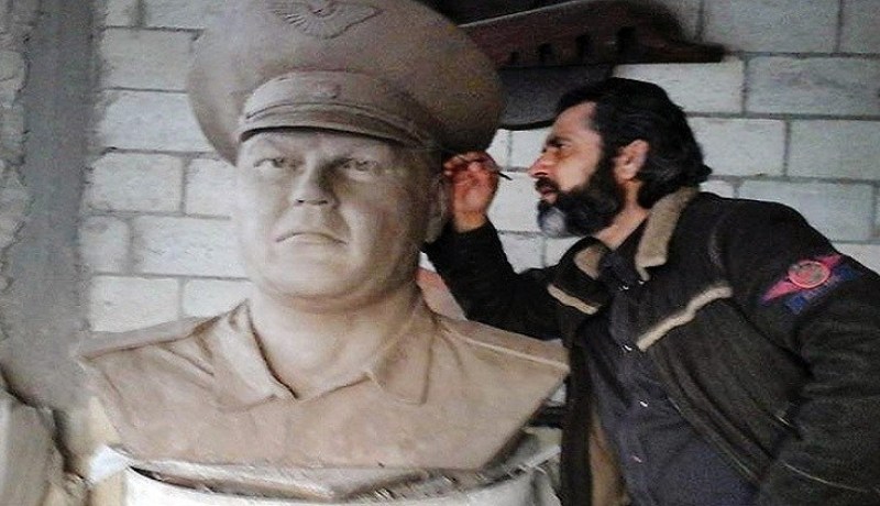 نحات سوري يصنع تمثالا نصفيا للطيار الروسي بيشكوف