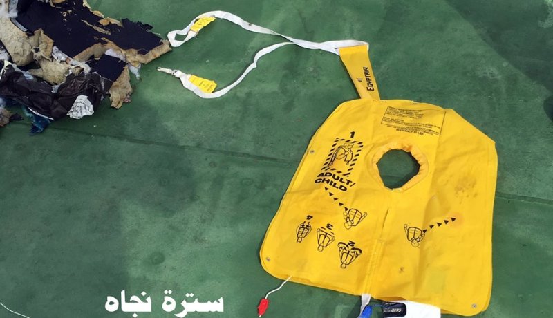 الجيش المصري ينشر صور بعض حطام الطائرة المفقودة
