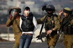 الكيان الصهيوني يعتقل 32 فلسطينيا من مناطق متفرقة بالضفة الغربية
