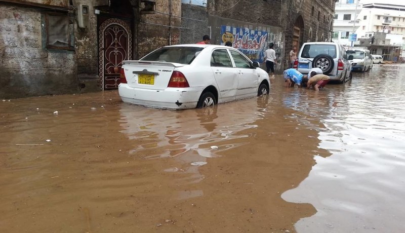 بالصوروالفيديو.. السيول والأمطار تقتل 13 يمنيا