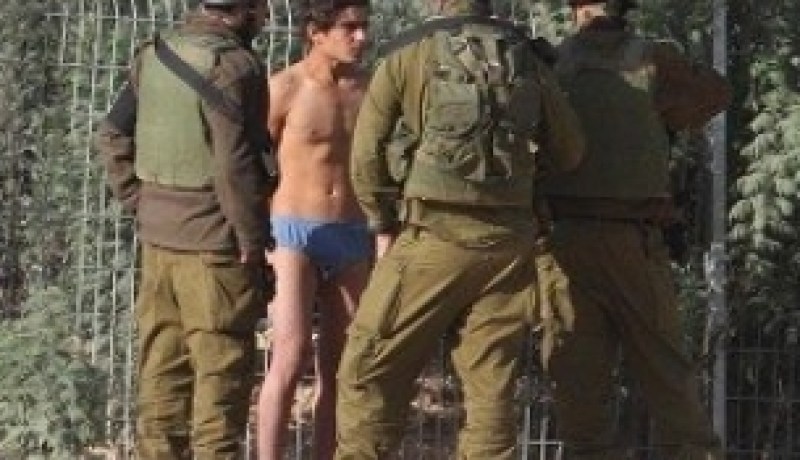 جنود الإحتلال يجبرون فلسطينيين على نزع ملابسهم!