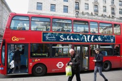 شاهد .. سائق حافلة في لندن يطرد راكب لإستماعه القرآن بصوت مرتفع