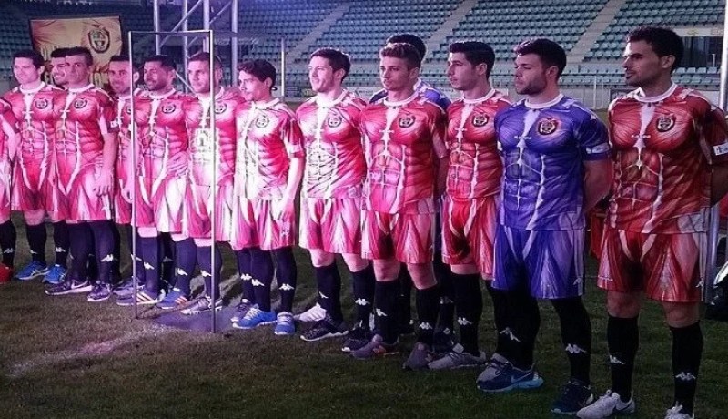 بالصور.. فريق إسباني يكشف عن أغرب قميص