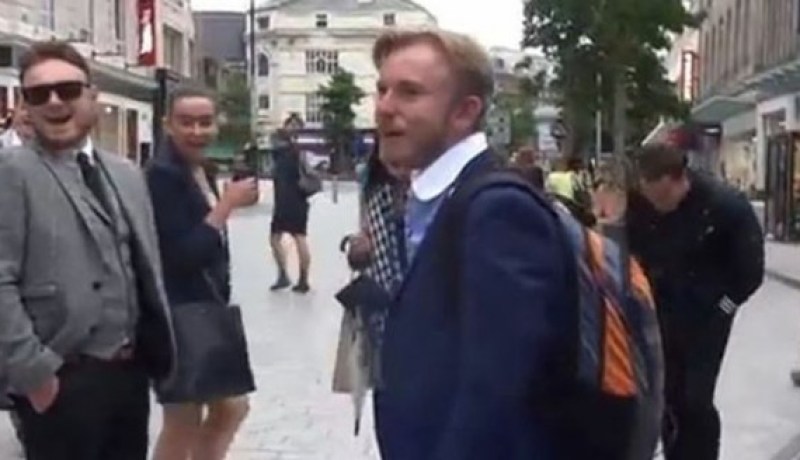 بالفيديو  خسر رهاناً مع أصدقائه فكان العقاب قاسياً وطريفاً