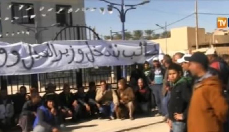 بالفيديو المقصيون من قوائم تجزئة الأراضي بسيدي خالد ببسكرة يغلقون مقر البلدية