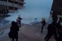 بالفيديو عاصفة تطرح مذيعة طقس أرضا على الهواء مباشرة