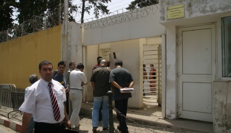 إسقاط الجنسية الجزائرية عمّن إختار الجنسية الفرنسية