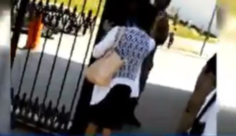 بالفيديو  طالبة جامعية تحرم من إجتياز الإمتحان بسبب لباسها القصير