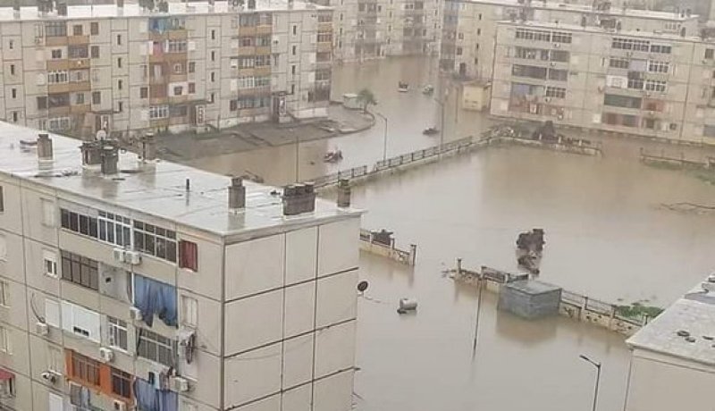 سكيكدة: الامطار تغمر عدة أحياء وتغلق عدة طرقات بعاصمة الولاية