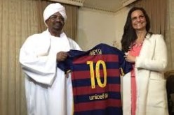 بالصور.. ميسي يهدي قميصه لرئيس السودان