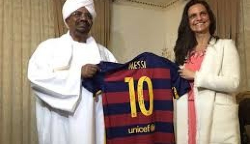 بالصور.. ميسي يهدي قميصه لرئيس السودان