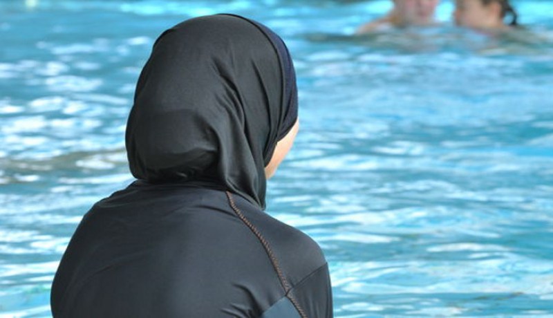 الأمم المتحدة تؤيد قرار إلغاء حظر ارتداء البوركيني في شواطئ فرنسا