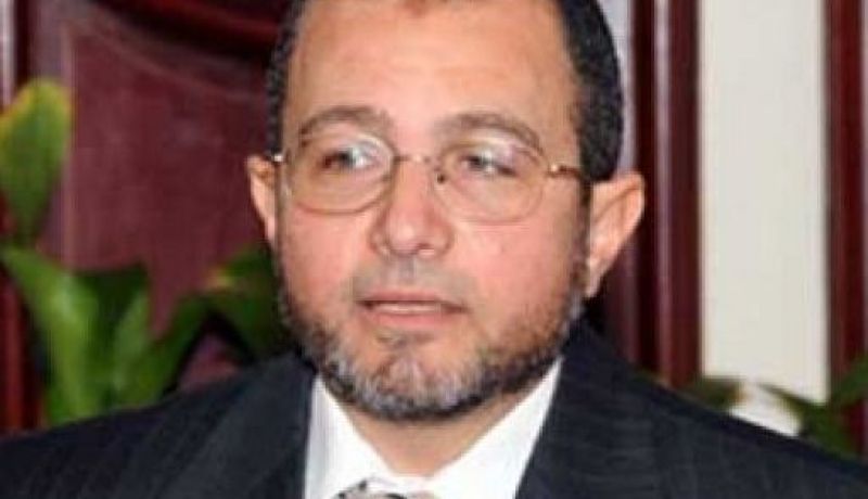 قنديل يطالب الإعلام بالابتعاد عن حياته الأسرية