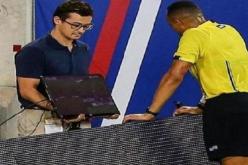 هذا هو أول لاعب يحصل على أول بطاقة حمراء بالاستعانة بكاميرا تصوير