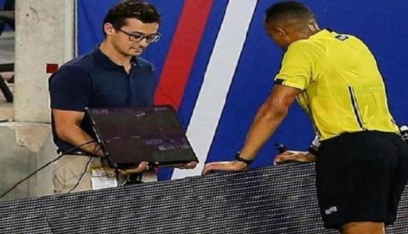هذا هو أول لاعب يحصل على أول بطاقة حمراء بالاستعانة بكاميرا تصوير