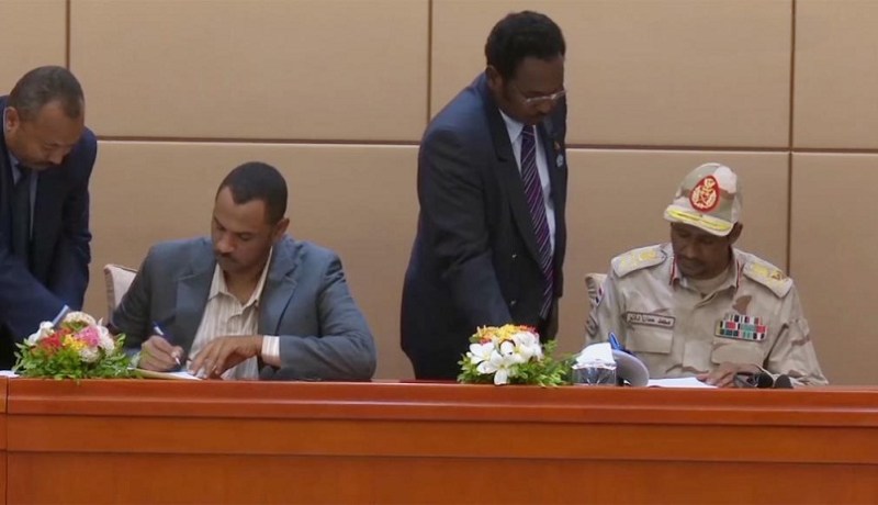 التوقيع على الإعلان الدستوري الذي طال إنتظاره بالسودان