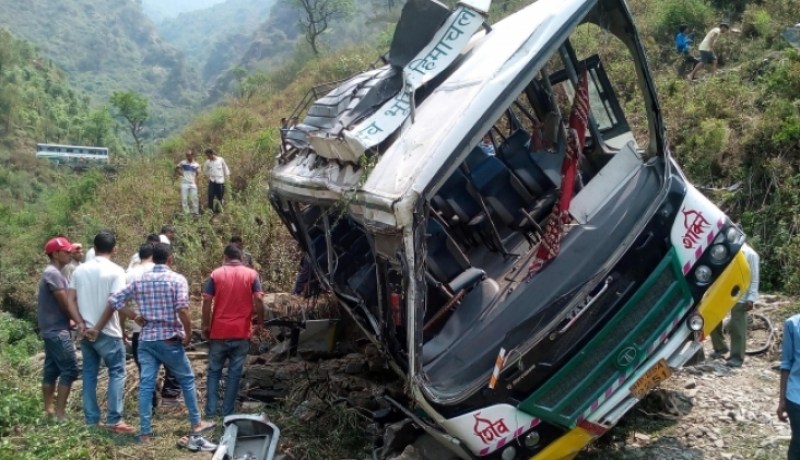 وفاة 4 أشخاص في حادث اصطدام حافلة بشاحنة بأفغانستان