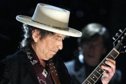 بوب ديلان يتجاهل جائزة نوبل للأداب ويزعج اللّجنة