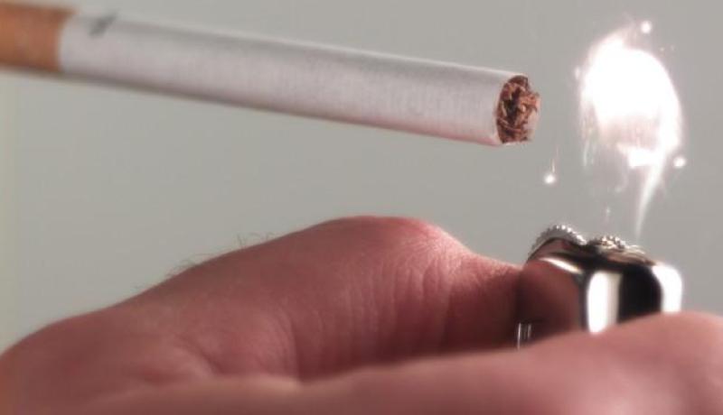 بالفيديو كيفية إشعال السجائر في الجزائر