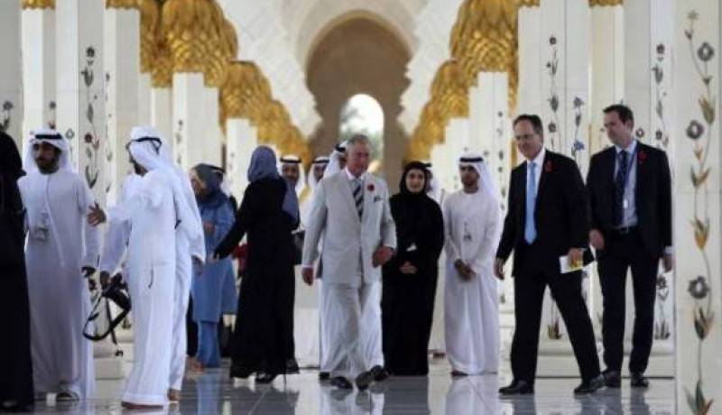 بالصورة..  الأمير تشارلز يهدي كنزًا إسلاميًا نادرًا للإمارات