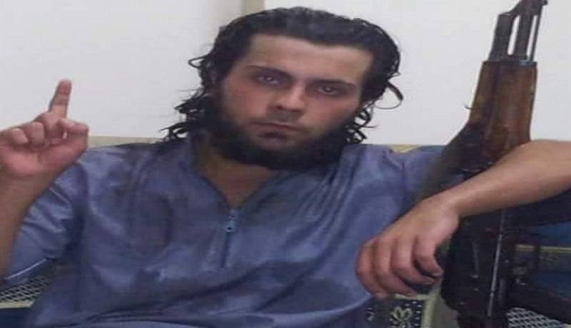 داعشي يعدم أمه أمام حشد في الرقة