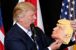 الرئيس الأمريكي يخاطب نفسه