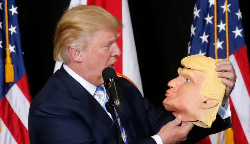 الرئيس الأمريكي يخاطب نفسه