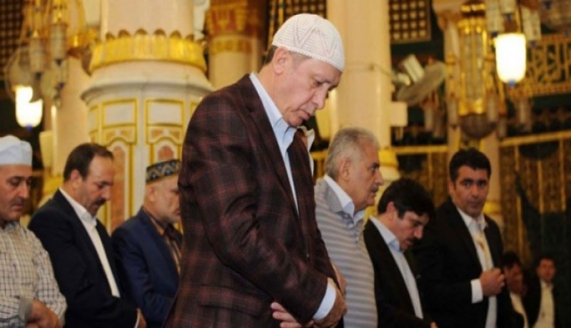 أردوغان يؤدي الصلاة في المسجد الذي شهد انفجارا ضخما بإسطنبول