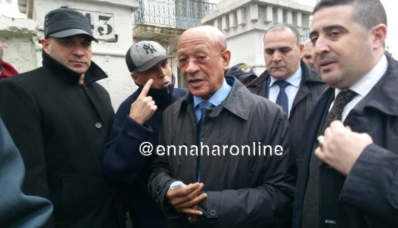 بالفيديو.. زوخ يوزّع مقررات الاستفادة لقاطني الأسطح والأقبية بالعاصمة